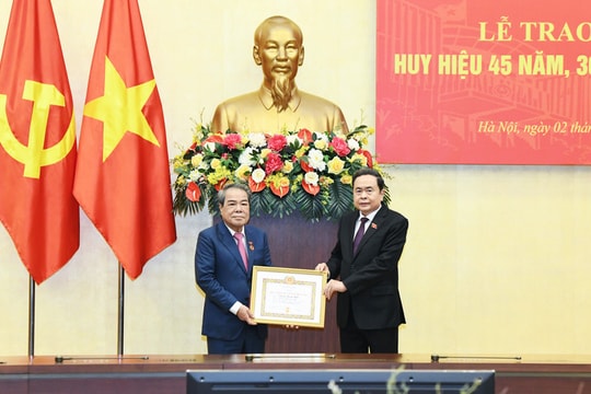 Chủ tịch Quốc hội chủ trì Lễ trao tặng Huy hiệu 45 năm, 30 năm tuổi Đảng