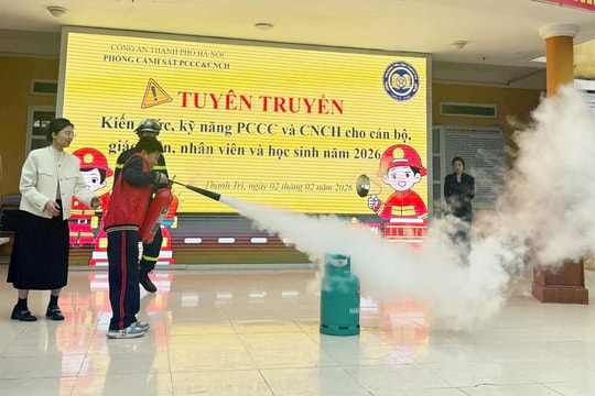 Hàng trăm học sinh Thanh Trì thực hành sử dụng phương tiện chữa cháy