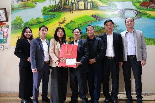Xã Trung Giã (Hà Nội) Thăm, tặng quà gia đình chính sách dịp Tết Nguyên đán