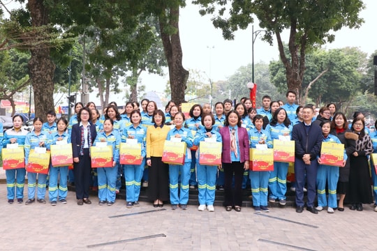 Trao 50 suất quà Tết sẻ chia cùng công nhân môi trường