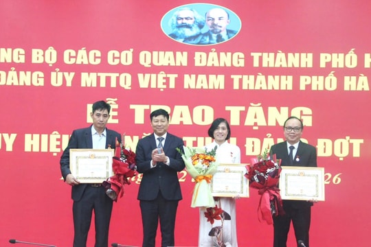 Đảng bộ MTTQ Việt Nam TP Hà Nội trao Huy hiệu Đảng đợt 3/2