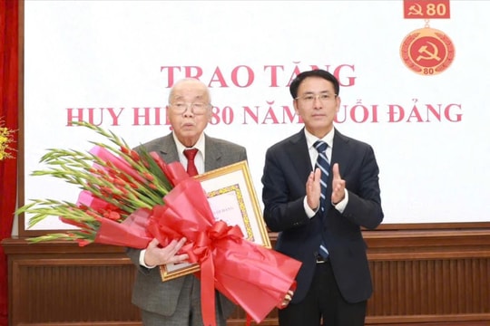 Phó Bí thư Thành ủy Nguyễn Trọng Đông trao Huy hiệu 80 năm tuổi Đảng tặng đồng chí Nguyễn Tiến Hà