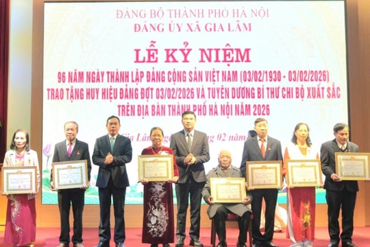 Gia Lâm kỷ niệm 96 năm Ngày thành lập Đảng và trao tặng, truy tặng Huy hiệu Đảng