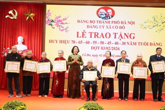 Đảng ủy xã Cổ Đô trao Huy hiệu Đảng từ 30 tuổi Đảng trở lên