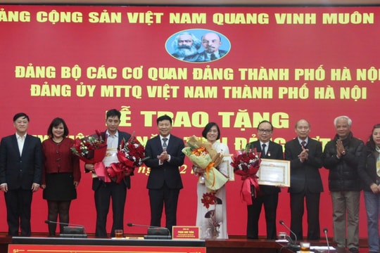 Đảng bộ Ủy ban MTTQ Việt Nam thành phố Hà Nội trao Huy hiệu Đảng đợt 3/2 cho các đảng viên tiêu biểu