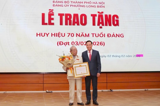 Phường Long Biên: 53 đảng viên vinh dự nhận Huy hiệu Đảng