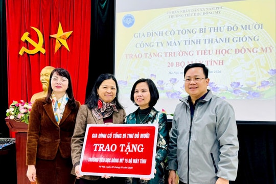 Gia đình cố Tổng Bí thư Đỗ Mười trao tặng 20 bộ máy tính cho Trường Tiểu học Đông Mỹ