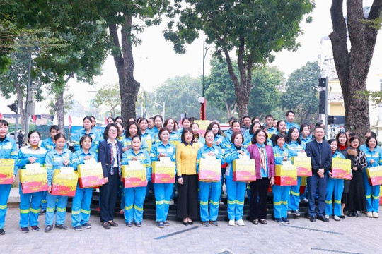 Trao 50 suất quà Tết tới công nhân môi trường có hoàn cảnh khó khăn 