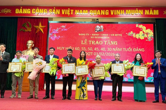 Xã Dương Hòa trao Huy hiệu Đảng đợt 3/2 đến 22 đảng viên tiêu biểu