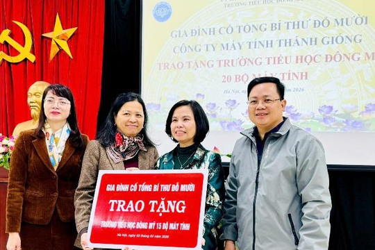 Gia đình cố Tổng Bí thư Đỗ Mười trao tặng 20 bộ máy tính cho Trường Tiểu học Đông Mỹ