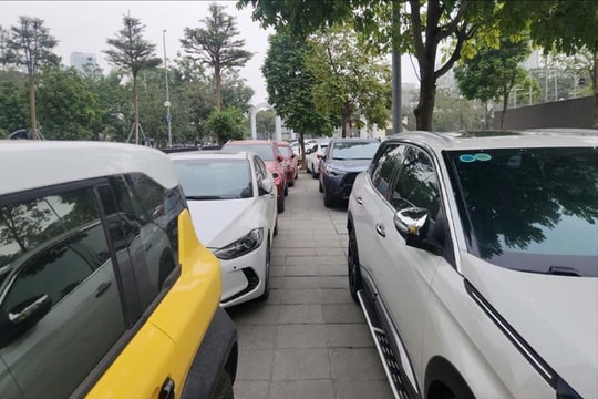Ô tô chiếm dụng lòng đường, vỉa hè tại nhiều khu dân cư