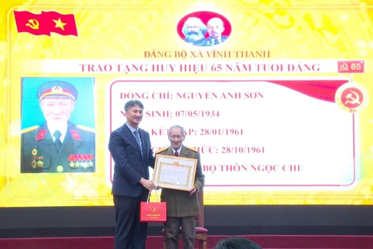Đảng ủy xã Vĩnh Thanh trao Huy hiệu Đảng tặng 27 đảng viên