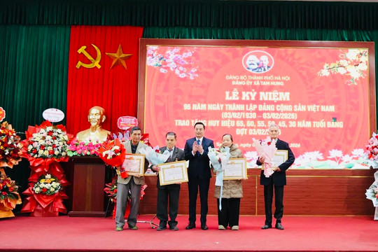 Trang trọng Lễ trao tặng Huy hiệu Đảng đợt 3/2 tại xã Tam Hưng