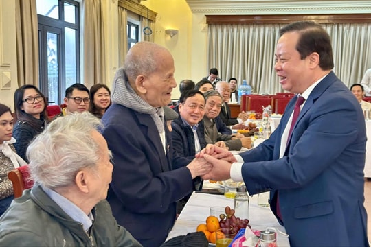 Phường Văn Miếu - Quốc Tử Giám gặp mặt tri ân cán bộ lão thành cách mạng