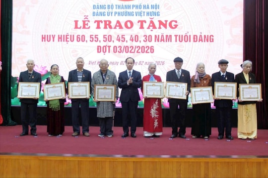 120 đảng viên phường Việt Hưng vinh dự nhận Huy hiệu Đảng