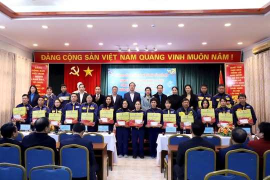 Trao quà Tết, mang “Xuân ấm” đến người lao động Công ty Thoát nước Hà Nội
