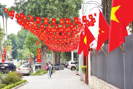 Hà Nội rực rỡ cờ hoa chào mừng Ngày thành lập Đảng