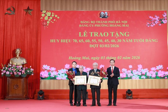 Phường Hoàng Mai kỷ niệm 96 năm Ngày thành lập Đảng và trao tặng, truy tặng Huy hiệu Đảng