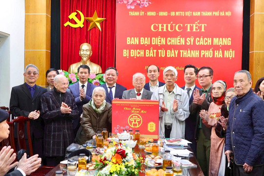 Phó Bí thư Thường trực Thành ủy Hà Nội thăm, tặng quà cán bộ lão thành