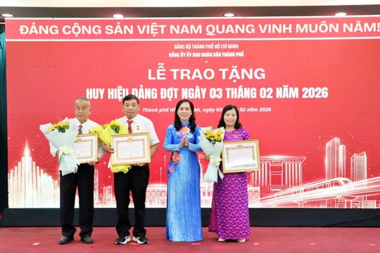Đảng ủy UBND TP Hồ Chí Minh trao Huy hiệu Đảng cho 45 đảng viên đợt 3/2
