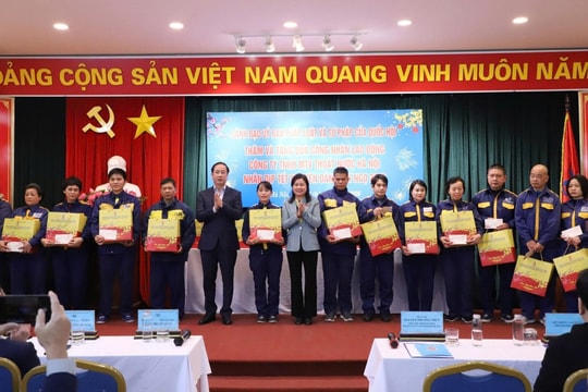 Trao 50 suất quà tặng công nhân thoát nước Hà Nội