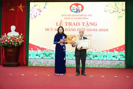 Xã Phù Đổng trao Huy hiệu Đảng đợt 3/2 tặng 77 đảng viên