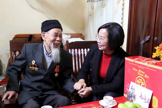 Đồng chí Bùi Huyền Mai thăm, tặng quà người có công tại phường Sơn Tây