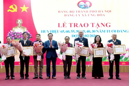 Xã Ứng Hòa trao Huy hiệu Đảng tặng 48 đảng viên