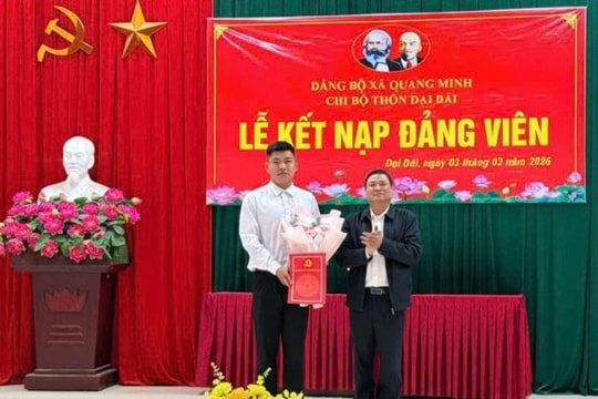 Đảng bộ xã Quang Minh kết nạp Đảng 6 thanh niên tình nguyện nhập ngũ