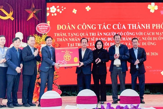 Phó Chủ tịch Thường trực HĐND Thành phố Trần Thế Cương thăm, tặng quà người có công tại xã Ứng Thiên