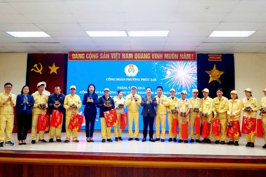 Công đoàn phường Phúc Lợi thăm, tặng quà Tết động viên người lao động trước thềm Xuân Bính Ngọ