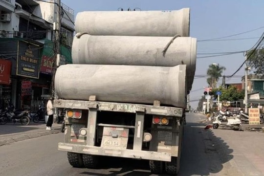 [Podcast] Xe đầu kéo chở ống cống “lỏng dây”, tài xế bị phạt 10 triệu đồng