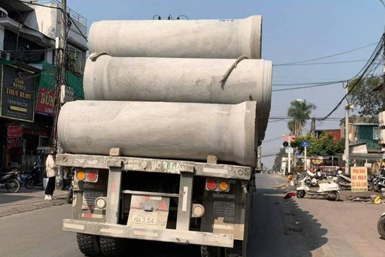 Hà Nội: Xử phạt tài xế xe đầu kéo chở ống cống không bảo đảm an toàn