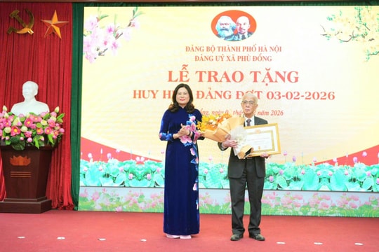 Phù Đổng trao Huy hiệu Đảng đợt 3-2 tặng 77 đảng viên
