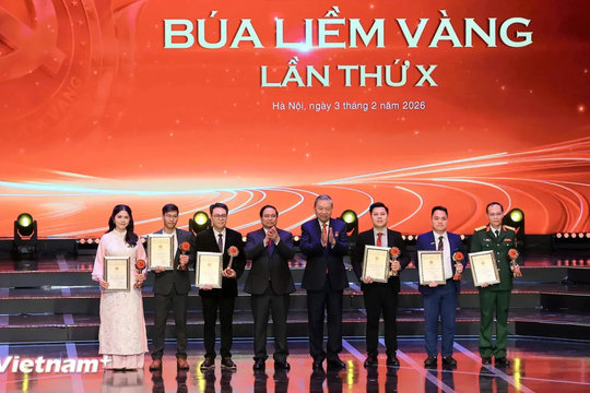 Tuyên dương Bí thư Chi bộ xuất sắc và trao Giải Búa liềm vàng lần thứ X