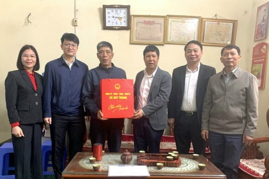 Lãnh đạo xã Bát Tràng thăm, tặng quà các đối tượng chính sách, hộ khó khăn