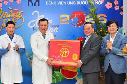Phó Bí thư Thường trực Thành uỷ Nguyễn Văn Phong thăm, chúc Tết Bệnh viện Ung Bướu Hà Nội