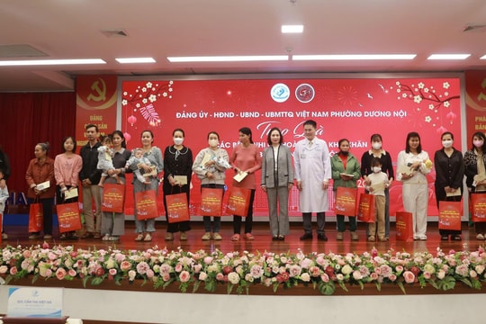 Phường Dương Nội tặng quà tại Bệnh viện Nhi Hà Nội