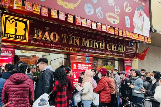 Phố vàng Hà Nội “vỡ trận” khi giá vàng tăng vọt lên hơn 180 triệu đồng/lượng