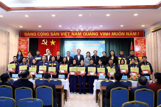 Thăm, tặng quà công nhân công ty Thoát nước Hà Nội