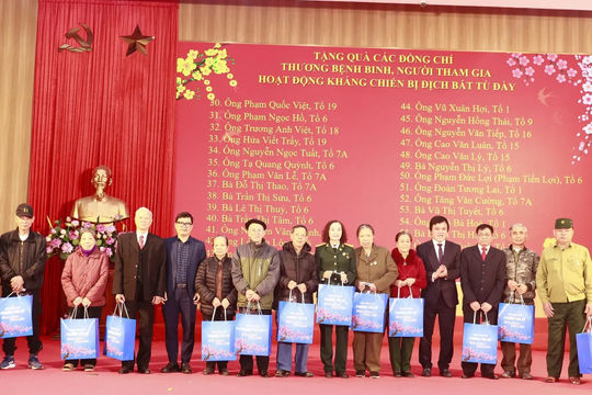 Phường Yên Sở: tri ân, tặng quà các gia đình người có công nhân dịp Tết Bính Ngọ 2026