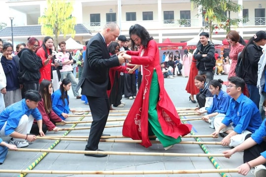 Lan tỏa hương Xuân Việt trong không gian học đường hội nhập
