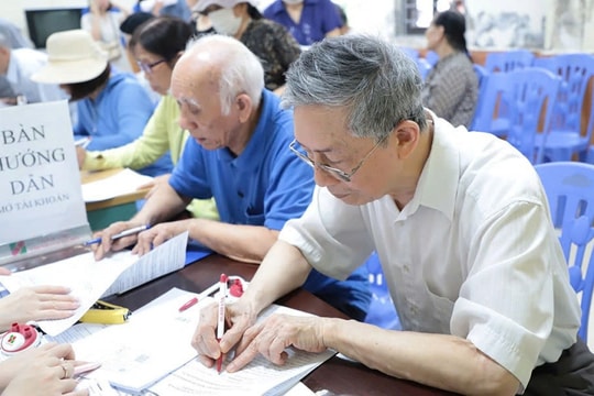 BHXH Hà Nội hoàn thành chi trả lương hưu gộp 2 tháng và quà Tết cho người dân