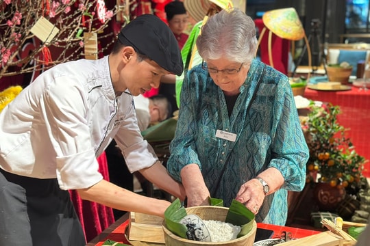 Khách quốc tế thích thú trải nghiệm gói bánh chưng, đón Tết truyền thống của người Việt