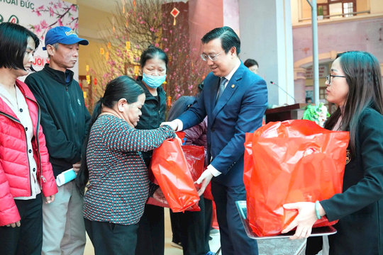 Hoài Đức: Khám, tư vấn sức khỏe, tặng quà đối tượng yếu thế dịp Tết Nguyên đán