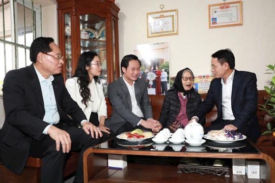 Phó Bí thư Thành ủy Nguyễn Trọng Đông thăm, tặng quà gia đình chính sách xã Phúc Thịnh