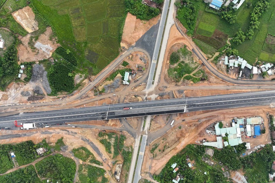 Tiếp tục cấm nhiều loại xe qua cao tốc La Sơn - Hòa Liên
