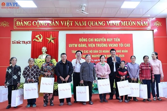 Viện trưởng VKSND tối cao thăm, tặng quà gia đình chính sách, hoàn cảnh khó khăn tại tỉnh Quảng Trị