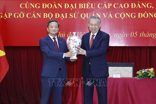 Tổng Bí thư Tô Lâm gặp gỡ cán bộ Đại sứ quán và cộng đồng người Việt Nam tại Lào