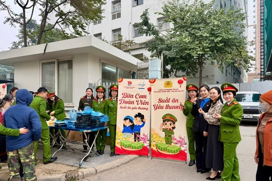 Công an phường Yên Sở mang yêu thương đến bệnh viện